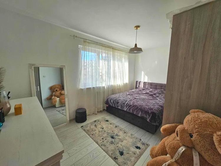 Apartament cu 3 camere semidecomandat, mobilat în Podu Roș