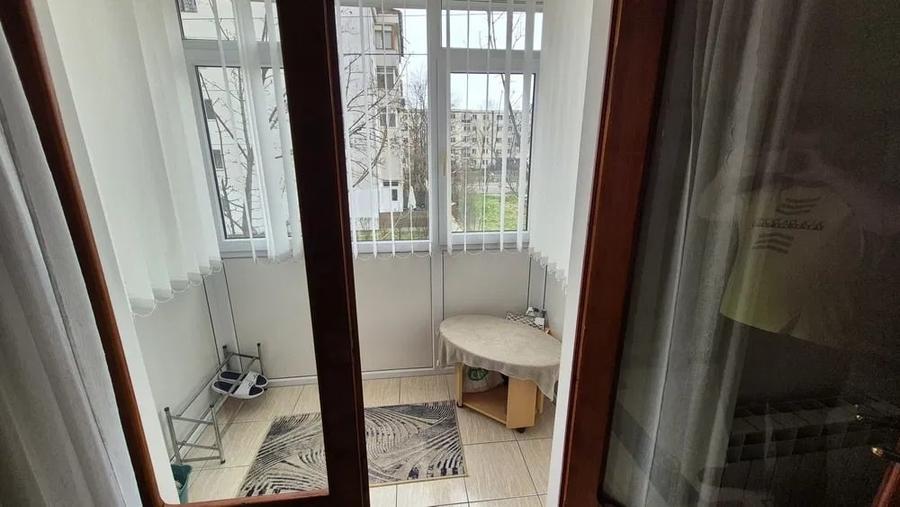 Apartament cu 3 camere, etaj 1/4, zona Baza 3 - 8