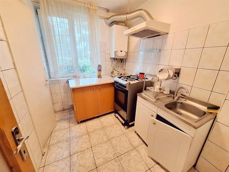 Apartament 3 camere decomandate  Parter, zona Piata Sud, Bacau - 2