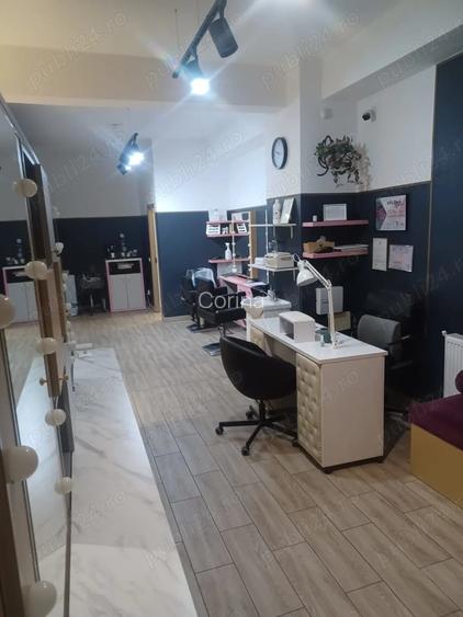 Salon de infrumuse?are de inchiriat complet mobilat