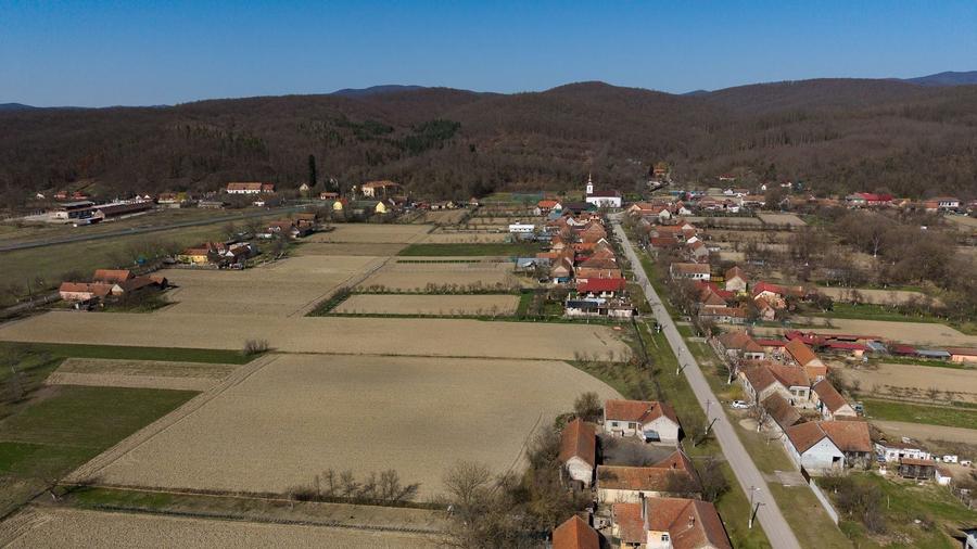 Teren Construcții intravilan de 2970 mp, în Odvoș