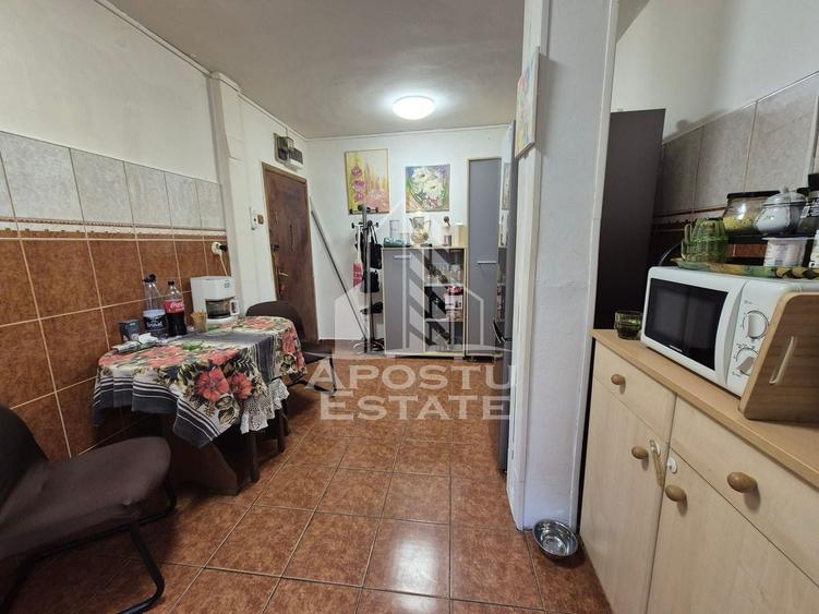 Apartament cu 3 camere semidecomandat, mobilat în Circumvalațiunii