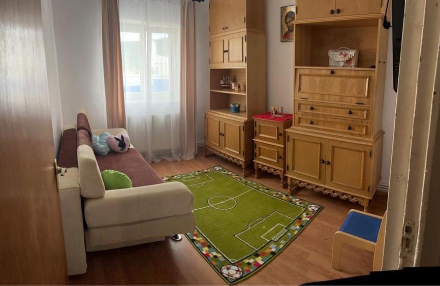 Apartament de vanzare- 3 camere - 2