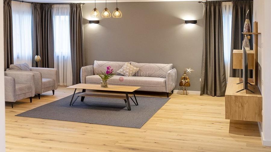 Priveliste frumoasa catre Masivul Postavarul - 16