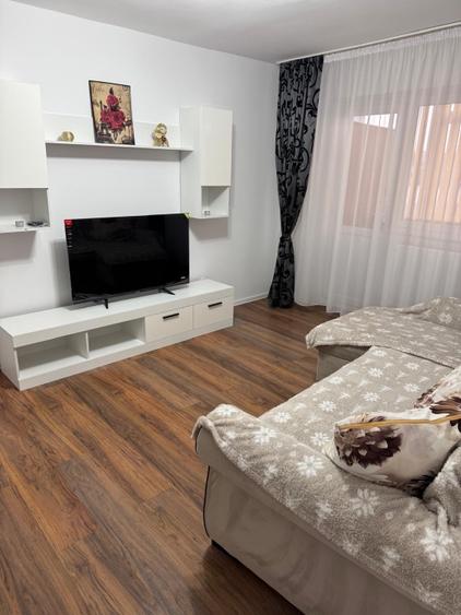 Se închiriază apartament 3 camere  - 8