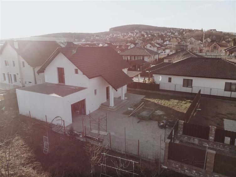 Casa standarde ridicate, la cheie  , 4 + camere, cu garaj atasat de casa si 410 - 4