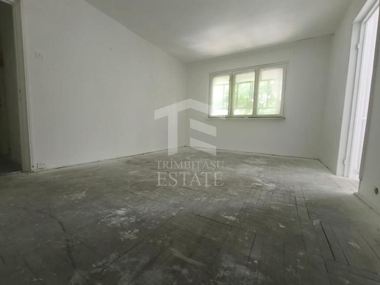 Apartament cu 3 camere semidecomandat în Central