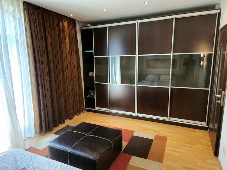 Casă individuală cu 7 camere cu Canalizare în Băneasa