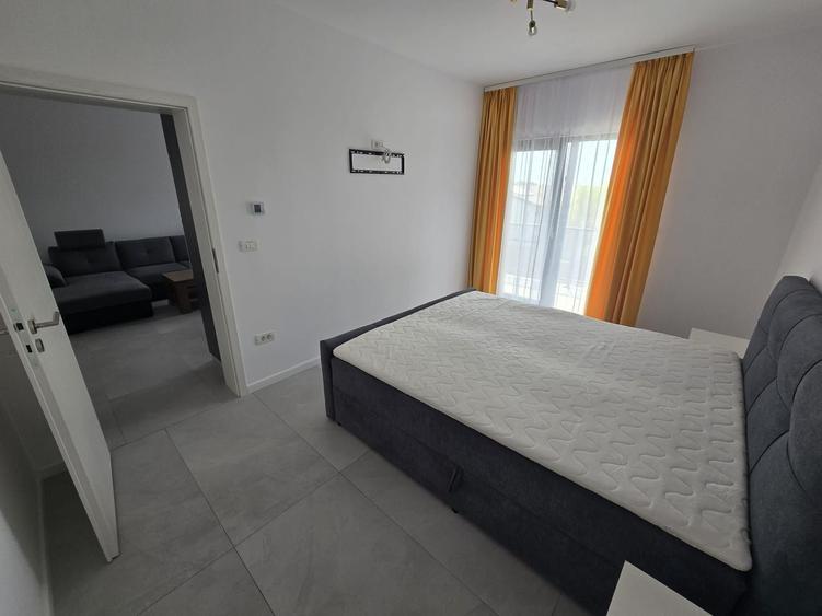 Apartament cu 3 camere semidecomandat, mobilat în Moșnița Nouă