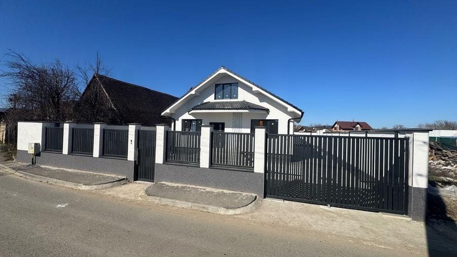 Casă individuală cu 3 camere cu Canalizare în Cristian