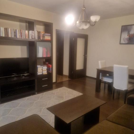 Apartament cu 3 camere decomandat în Micro 5