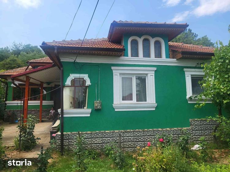 Casă cu 3 camere cu Teren 2186 Mp în Central