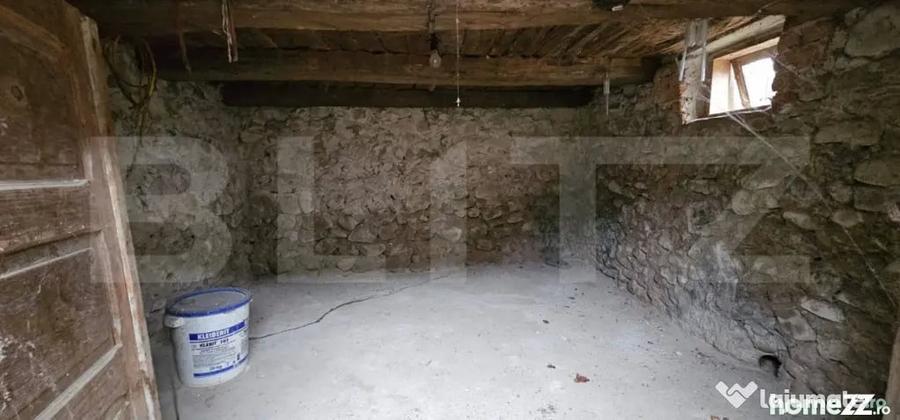 Casă cu 2 camere cu Teren 1200 Mp în Central