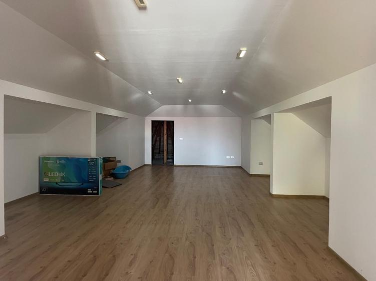 Casă de vânzare cu etaj  - 4