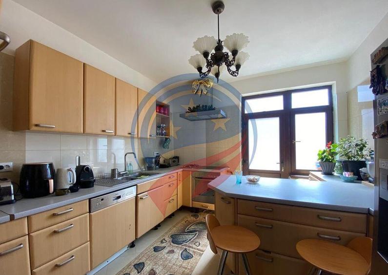 CASA DEOSEBITA APROAPE DE PROMENADA IN EUROCARTIER - 14