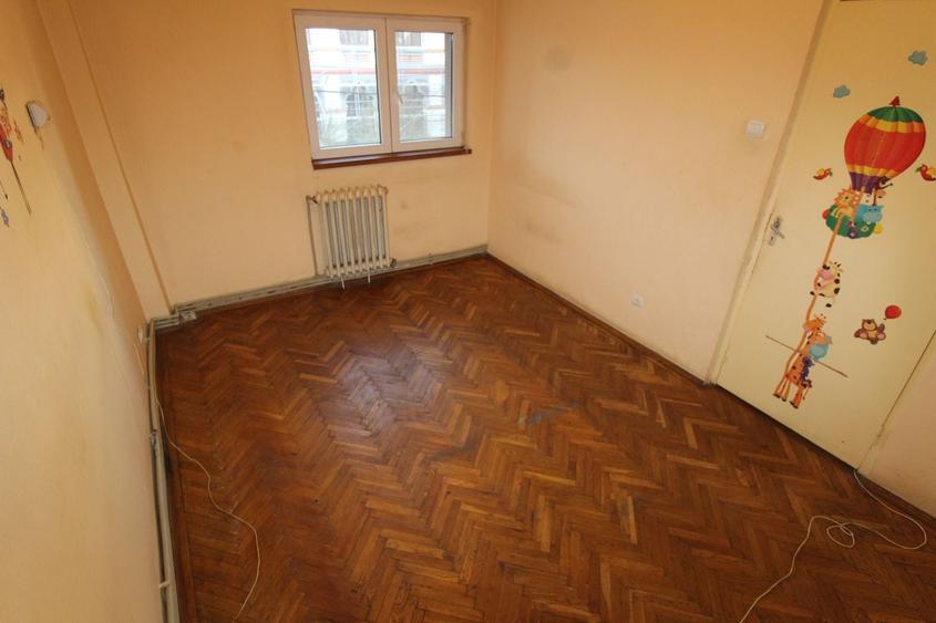 Apartament cu 4 camere decomandat în Central