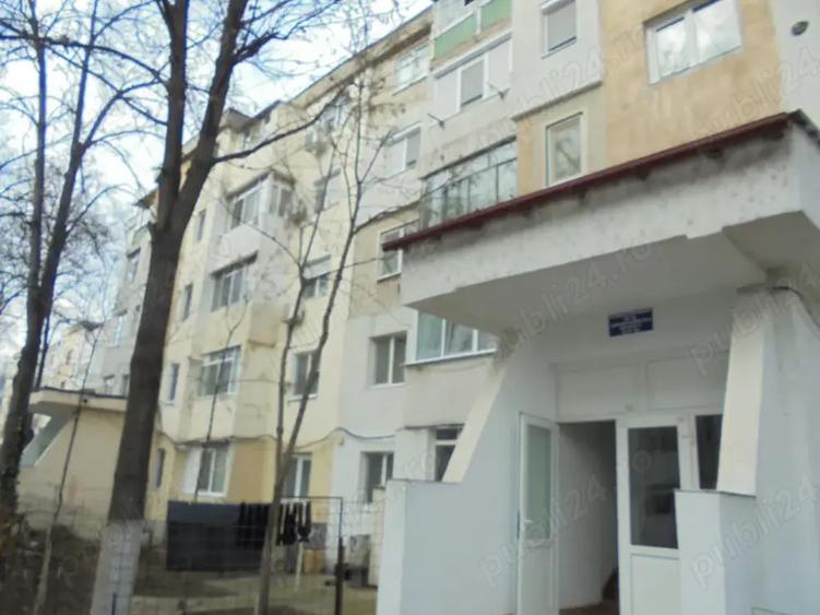 Apartament de vanzare- 4 camere si dependinte - 8