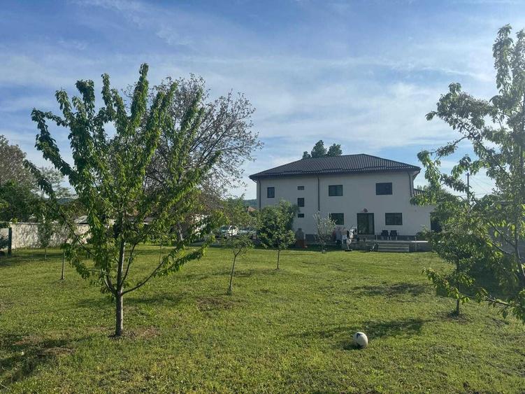 Vila P+E+M 350mp + casa de oaspeti situata la 11 km de Targoviste - 5