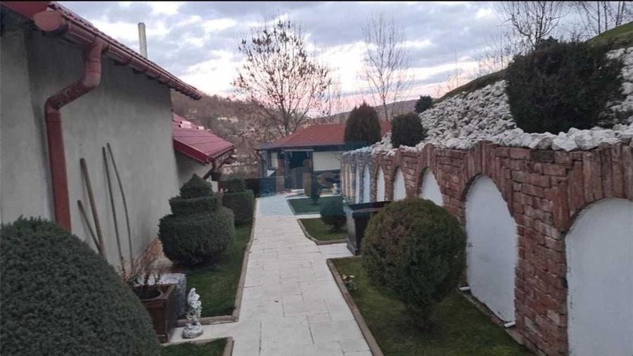 Casă cu 3 camere cu Canalizare în Central