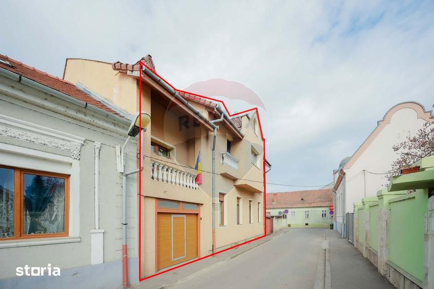 Casă cu 7 camere cu Teren 153 Mp în Central