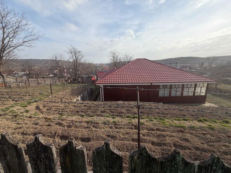 Casa de vanzare + teren 1000 mp, intravilan, Podu Iloaiei - 2