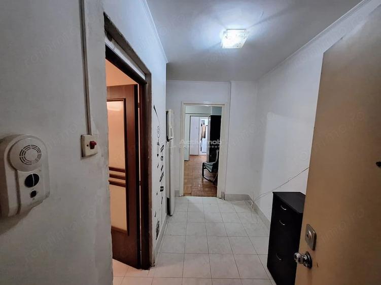 Apartament cu 3 camere semidecomandat în Central