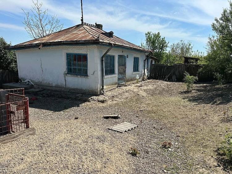 Casă cu 2 camere cu Teren 1139 Mp în Curtești