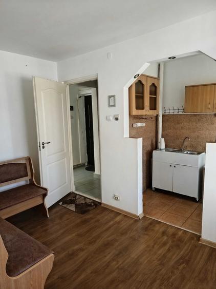 Apartament cu 3 camere semidecomandat în Sud