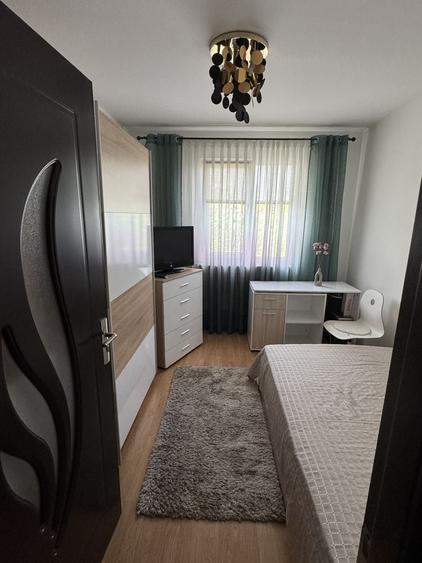 Apartament cu 3 camere semidecomandat în Berceni