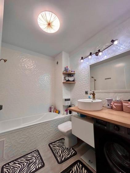 Apartament cu 3 camere semidecomandat în Florești