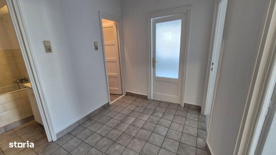 Apartament cu 3 camere decomandat în Romană