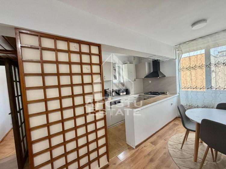 Apartament cu 3 camere semidecomandat, mobilat în P-ța Unirii