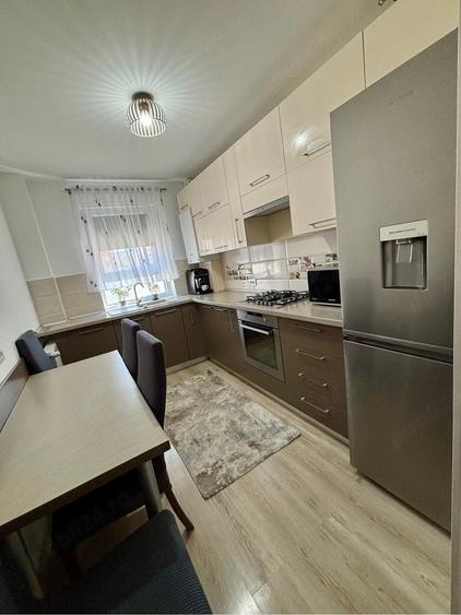 Apartament cu 3 camere decomandat, mobilat în Tractorul