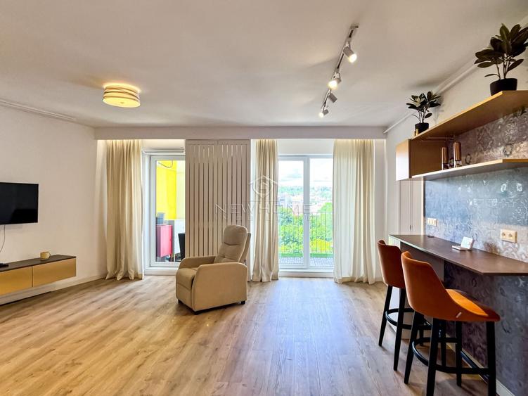 Apartament cu 2 camere semidecomandat, mobilat în Central