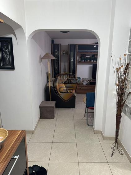 Apartament cu 3 camere decomandat, mobilat în Anda