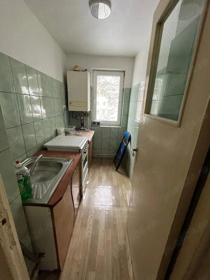 Apartament cu 3 camere semidecomandat în Periferie