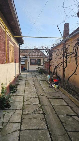 Casa par?ial renovata , zona lini?tita , negociabil, acte la zi . Pret valabil pana la 31 decembrie - 2