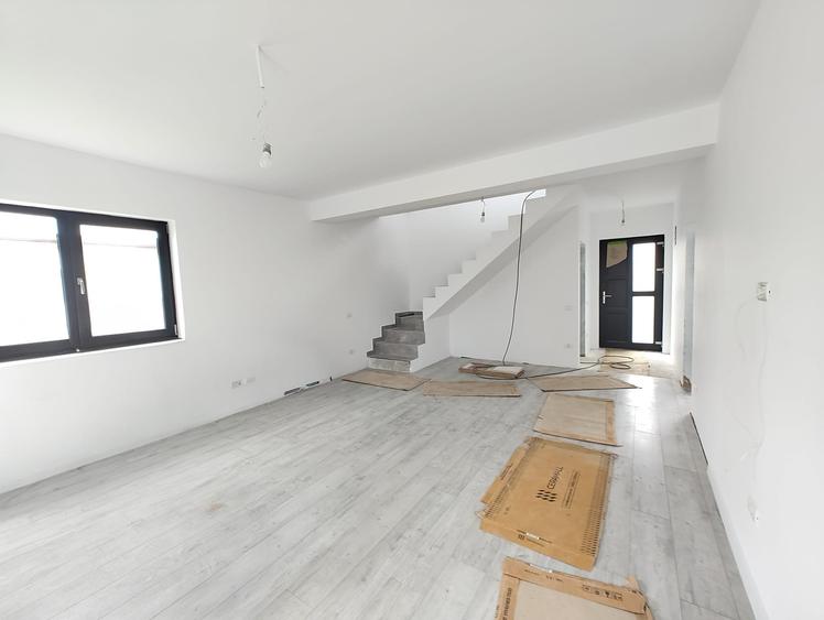 Casă P+E modernă  -  3 dormitoare  -  2 băi  -  347 mp teren - 13