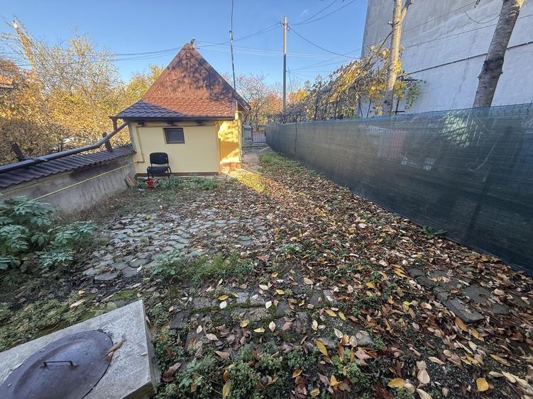 2 corpuri de Casă renovate + teren 125 mp Campina - 30