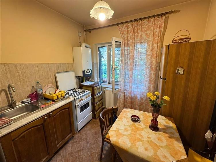 Apartament 3 camere, etaj 1, zona Garii , decomandat, liber