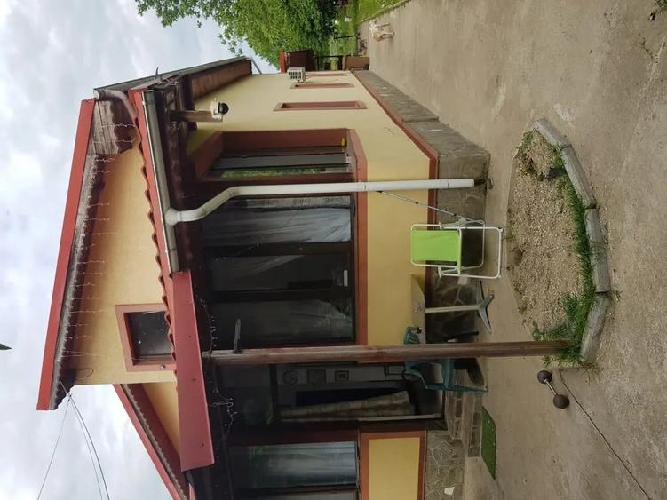 Casă cu 5 camere cu Teren 2725 Mp în Izvorani