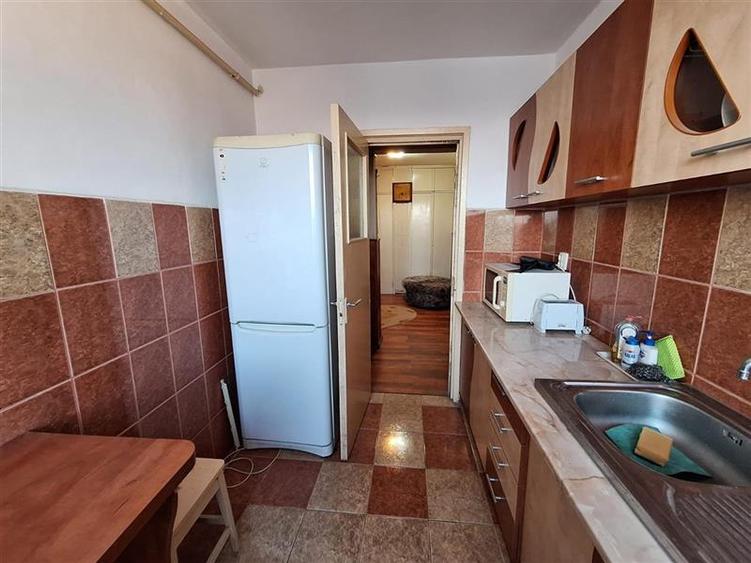Apartament  3 camere decomandat , zona  Cora - 8