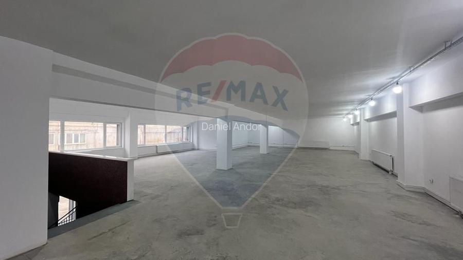Spatiu comercial de 990mp de inchiriat Spatiu comercial de 990mp de inchiriat