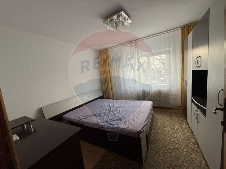 Apartament cu 3 camere de închiriat în zona 1 Mai - 5