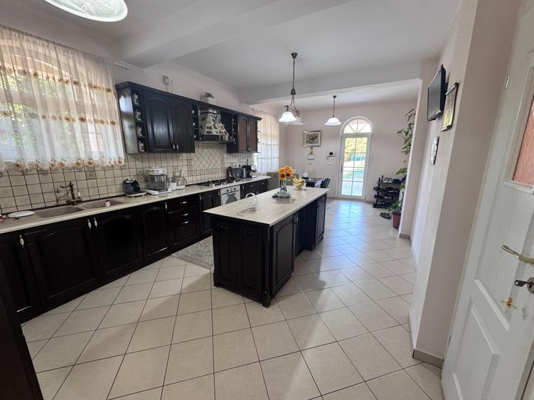 Casa deosebita sector 4 P+1+M. 6 cam.Util 418mp. Teren 1638mp - 11