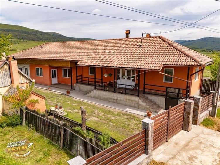 FILM! Pe 1.200mp teren, Rezidenta cu gradina inflorata,aproape de Tragu Secuiesc - 3