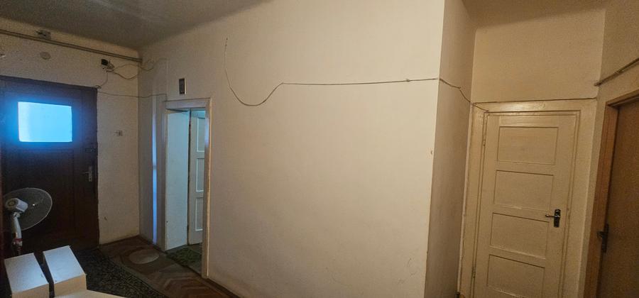 Vand apartament la casa,2 camere situat in zona Piata Cibin pe str.Darstelor et1 - 9