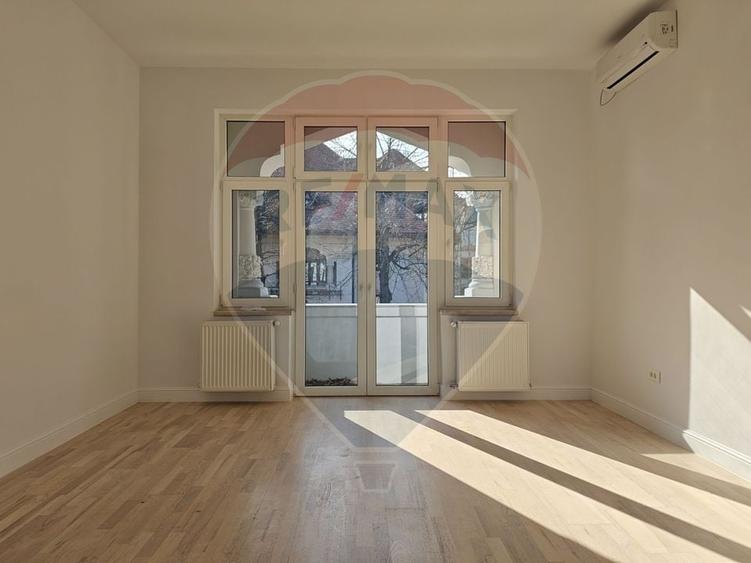 Apartament în vilă din perioada interbelică proaspăt renovat - 1