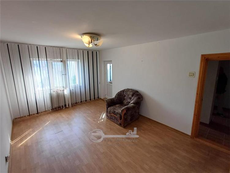 Apartament cu 3 camere decomandat în Nicolina