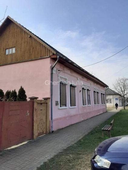 Casă cu 5 camere cu Teren 1000 Mp în Central